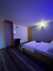 Postel nebo postele na pokoji v ubytování Kanditheemu Inn