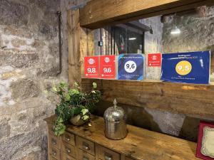 AS Palau dels Alemanys Suites Boutique Monument的证书、奖牌、标识或其他文件