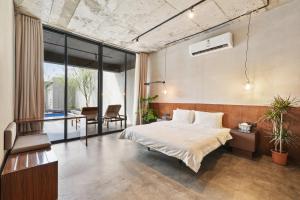 Postel nebo postele na pokoji v ubytování Portal Chalets With Private Pool - AlQirwan