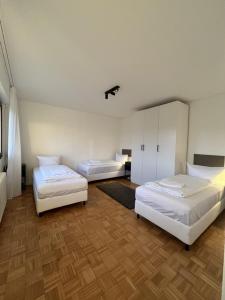 a room with two beds and a room with at Ferienwohnung nähe Montabaur A3 in Großholbach
