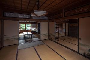 恵那市にあるNunome-ya - Stay with locals in Japanese Alps, Private 2nd-floor with 4 rooms & toilet, shared kitchen & bathroomのガラスドアとテーブルが備わる空間 +37枚の写真
