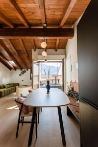 Χώρος καθιστικού στο Camelia at the Lake - Acquaseria, San Siro by LoveComo