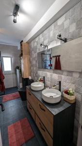 a bathroom with two sinks on top of a counter at Piso Bosique in San Pedro del Pinatar