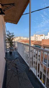 a balcony with a bench and a view of a city at Piso Bosique in San Pedro del Pinatar