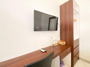 TV a/nebo společenská místnost v ubytování Raden Mansion Jember Urbanview