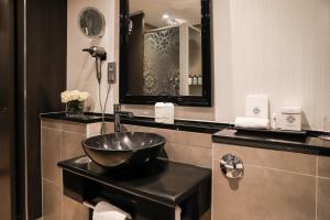 Kopalnica v nastanitvi The Dominican, Brussels, a Member of Design Hotels