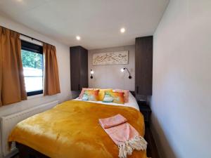 Ένα ή περισσότερα κρεβάτια σε δωμάτιο στο Luxe Chalet met Veranda en Tuin , nabij Zwembad VP006 +31 φωτογραφίες