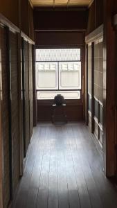 恵那市にあるNunome-ya - Stay with locals in Japanese Alps, Private 2nd-floor with 4 rooms & toilet, shared kitchen & bathroomの窓と木の床のある空の部屋