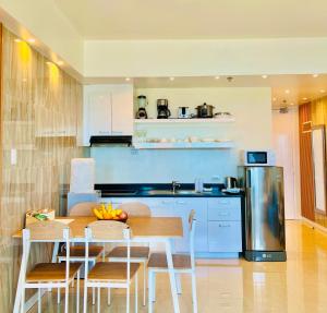 Kuchyň nebo kuchyňský kout v ubytování La Mirada Deluxe Suites with Oceanview