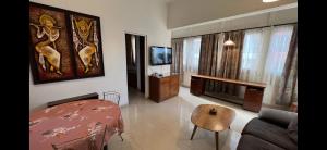 a living room with a couch and a tv at Petit appartement vintage in Dakar