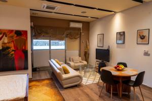 una sala de estar con un sofá y una mesa en Gasperius apartments, en Zagreb