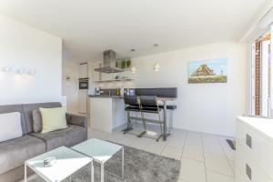 een woonkamer met een bank en een tafel bij Appartement Luk in Westerland