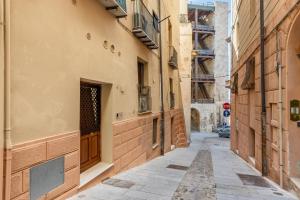 an alley in an old town with buildings at Loft La Torre in Cagliari