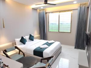 Katil atau katil-katil dalam bilik di Hotel Laxmi Elite Karad