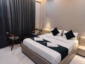 Katil atau katil-katil dalam bilik di Hotel Laxmi Elite Karad