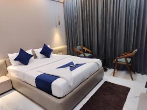 Katil atau katil-katil dalam bilik di Hotel Laxmi Elite Karad