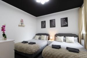 Giường trong phòng chung tại Open Mind Property - HotTub,7 Beds & Free Parking