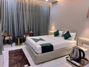 Katil atau katil-katil dalam bilik di Hotel Laxmi Elite Karad