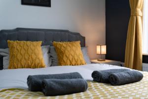 Giường trong phòng chung tại Open Mind Property - HotTub,7 Beds & Free Parking