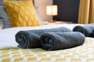 Giường trong phòng chung tại Open Mind Property - HotTub,7 Beds & Free Parking +37 ảnh