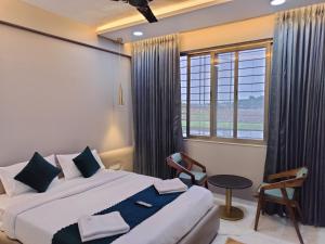 Katil atau katil-katil dalam bilik di Hotel Laxmi Elite Karad