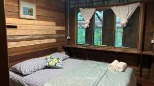 Postel nebo postele na pokoji v ubytování forestel homestay kohkood ฟอเรสเทล โฮมสเตย์ เกาะกูด