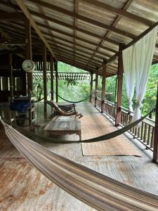 Balkón nebo terasa v ubytování forestel homestay kohkood ฟอเรสเทล โฮมสเตย์ เกาะกูด