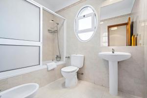 Koupelna v ubytování Casa Carlota by Atlântica + 27 fotografií