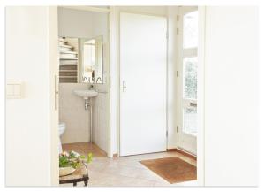 ein Badezimmer mit Toilette und Waschbecken in der Unterkunft Luxury Lakeside Villa in Terherne in Terherne