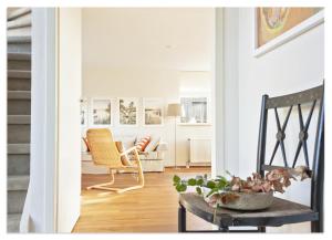 ein Wohnzimmer mit einem Sessel und einem Sofa in der Unterkunft Luxury Lakeside Villa in Terherne in Terherne