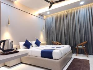 Katil atau katil-katil dalam bilik di Hotel Laxmi Elite Karad