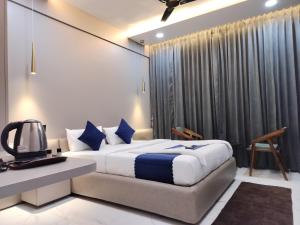 Katil atau katil-katil dalam bilik di Hotel Laxmi Elite Karad