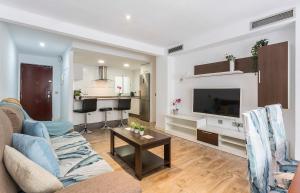 ein Wohnzimmer mit Sofa und Tisch in der Unterkunft Apartments Vistas Mar Bahia in Cádiz