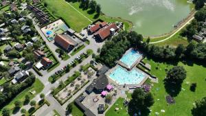 Kolam renang di atau dekat dengan Luxe Chalet met Veranda Tuin en Hottub, Zeeland VP007