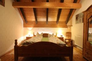 a bedroom with a bed in a room with wooden ceilings at Die Radler-Scheune in Burg
