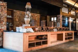 Lounge nebo bar v ubytování ESTHEREA RESORT & SPA Jaipur