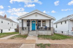 a white house with a blue door at 4456 Blue Door Bungalow in Southhampton