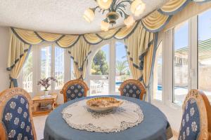 comedor con mesa y plato de comida en Maryvilla0239-Cerca de la Playa-Vistas-Parking gra, en La Canuta