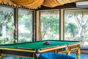 Biliár nebo kulečník v ubytování ESTHEREA RESORT & SPA Jaipur