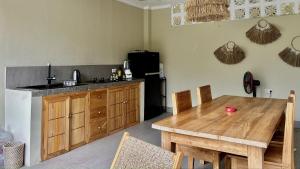Η κουζίνα ή μικρή κουζίνα στο 2BR Home with Private Pool in Kuta