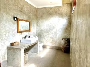 Ένα μπάνιο στο 2BR Home with Private Pool in Kuta