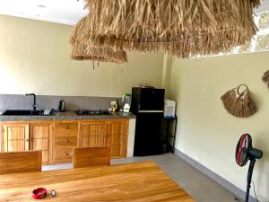 Η κουζίνα ή μικρή κουζίνα στο 2BR Home with Private Pool in Kuta