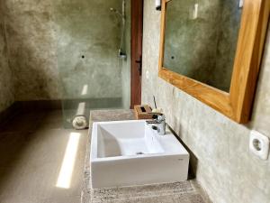 Ένα μπάνιο στο 2BR Home with Private Pool in Kuta