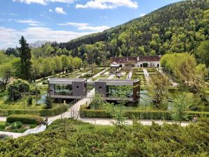 una vista aerea di una casa con giardino di Landhaus GRETE a Stubenberg