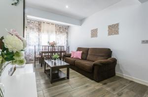 ein Wohnzimmer mit Sofa und Tisch in der Unterkunft Apartments Vistas Mar Bahia in Cádiz