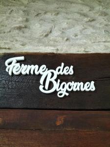 Ein Zeichen, dass Blyne auf einem Holztisch in der Unterkunft la ferme des bigornes in Châtillon-sur-Indre