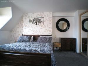 a bedroom with a bed and a mirror on the wall at Marketplace Glastonbury in Glastonbury