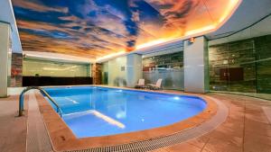 a large swimming pool with a ceiling with a sky at VIP Executive Entrecampos Hotel & Conference in Lisbon