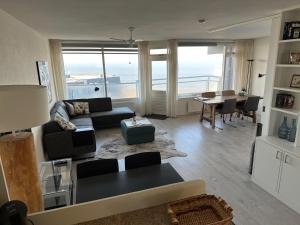 un salon avec un canapé et une table dans l'établissement Sterflat 199, à Egmond aan Zee