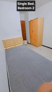 a bed in a room withsingle bed at River View Bangkok in Bangkok